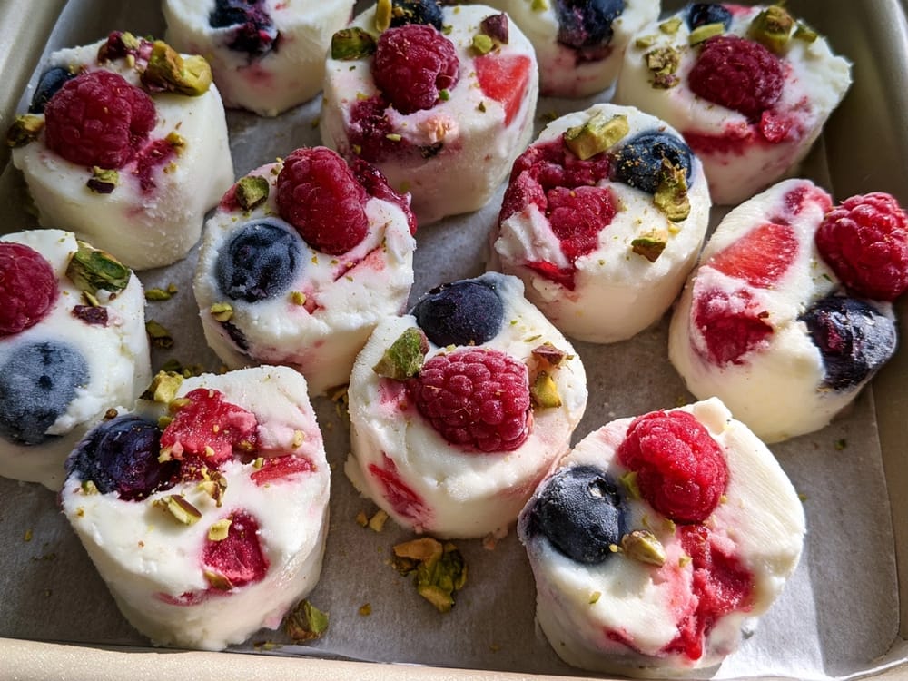 Frozen Joghurt Bites mit Beeren