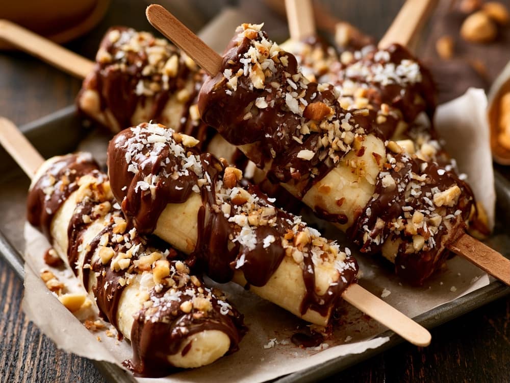 Gefrorene Bananen Pops mit Schokolade