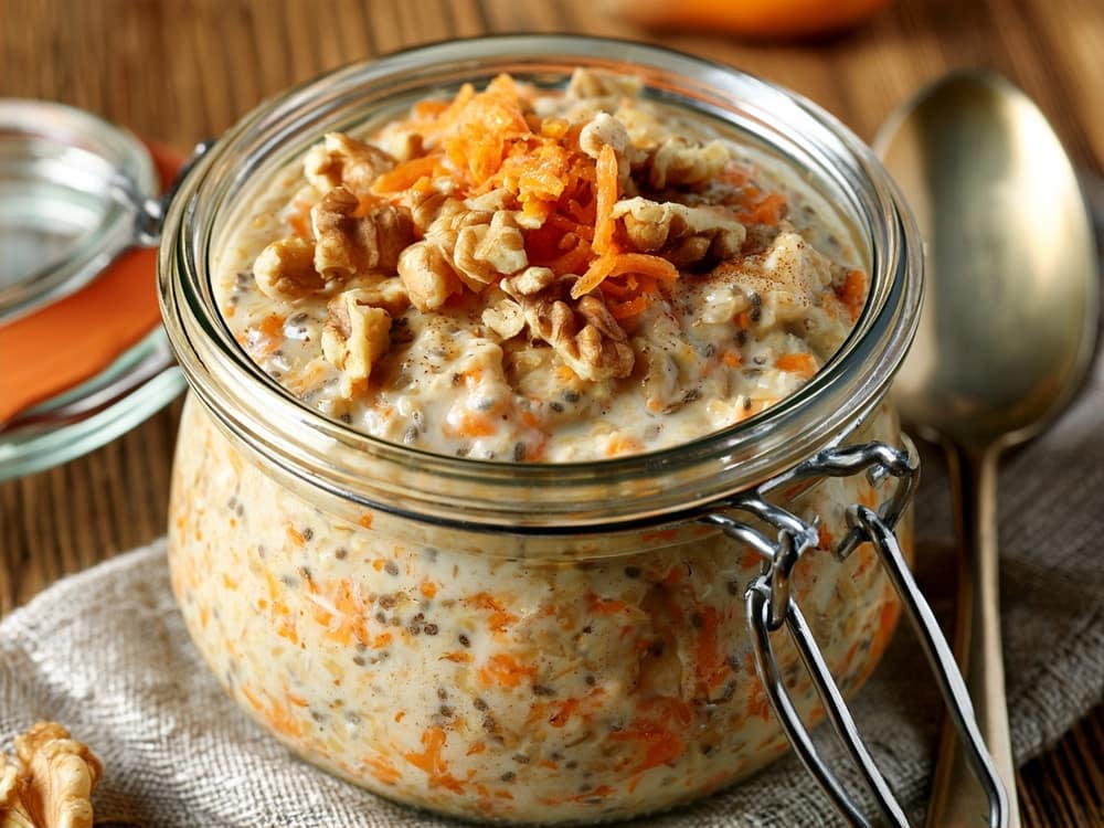 2 Carrot-Cake-Overnight-Oats mit Quark